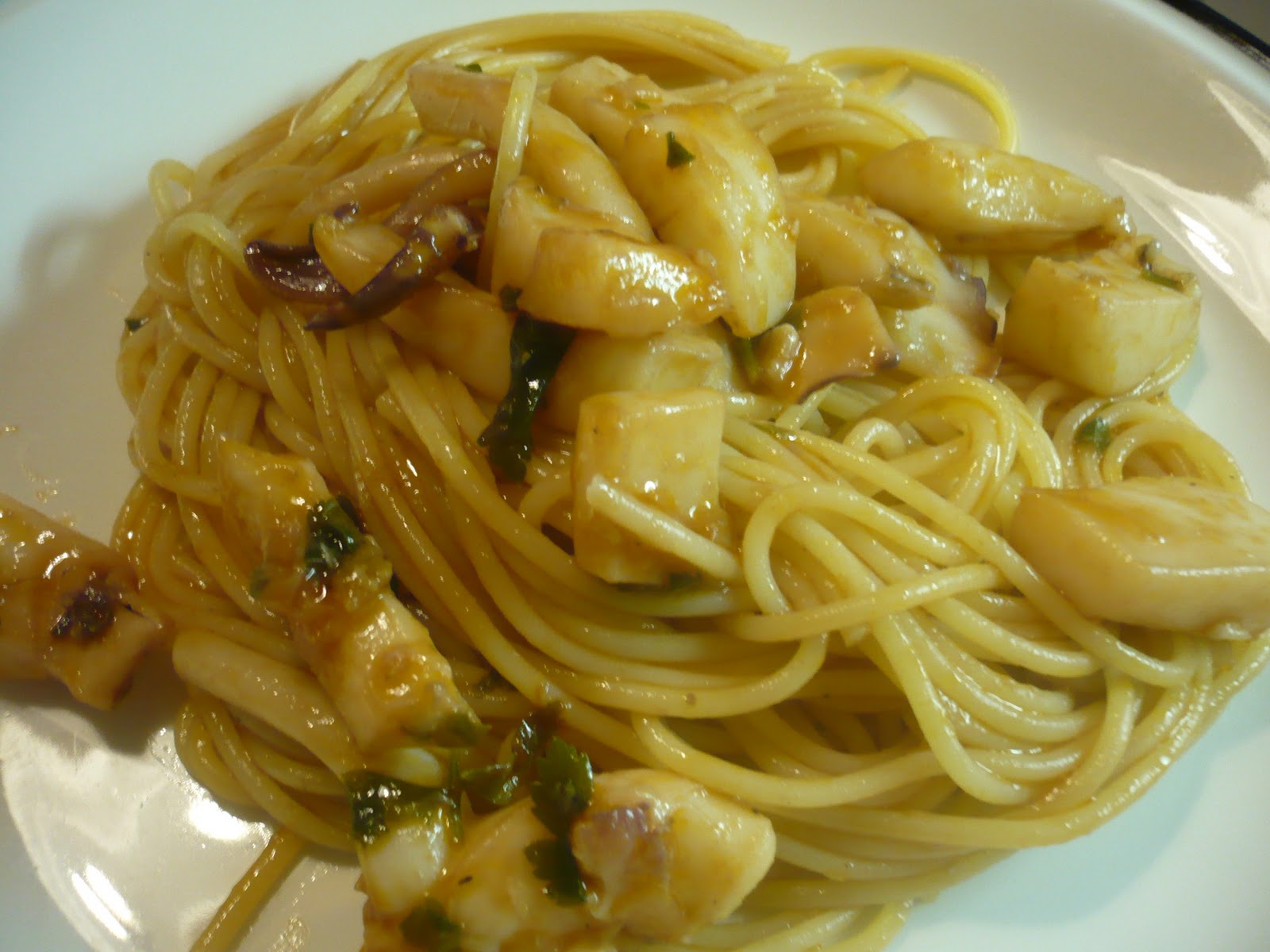 Spaghetti con le seppie in bianco (pasta con le seppie in bianco) ⋆ La Cucina di Bacco
