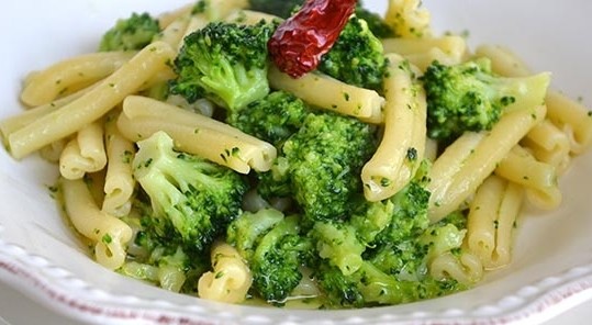 Pasta con i broccoli in bianco