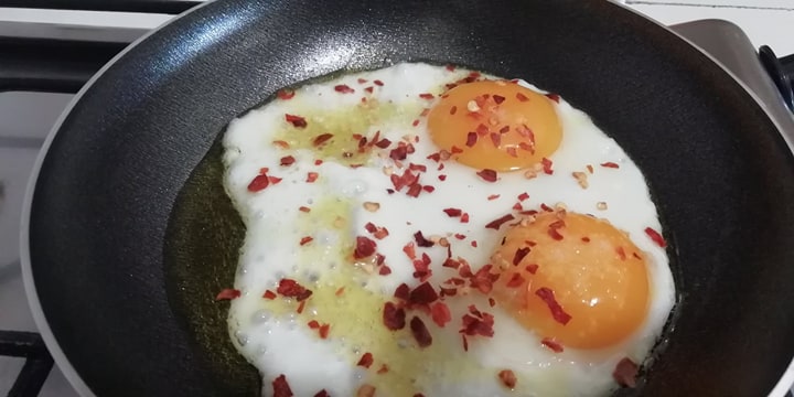 Uova fritte con peperoni in scaglie alla calabrese