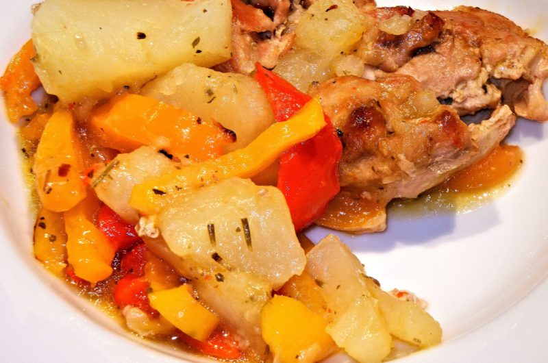 Pollo con patate e peperoni in padella