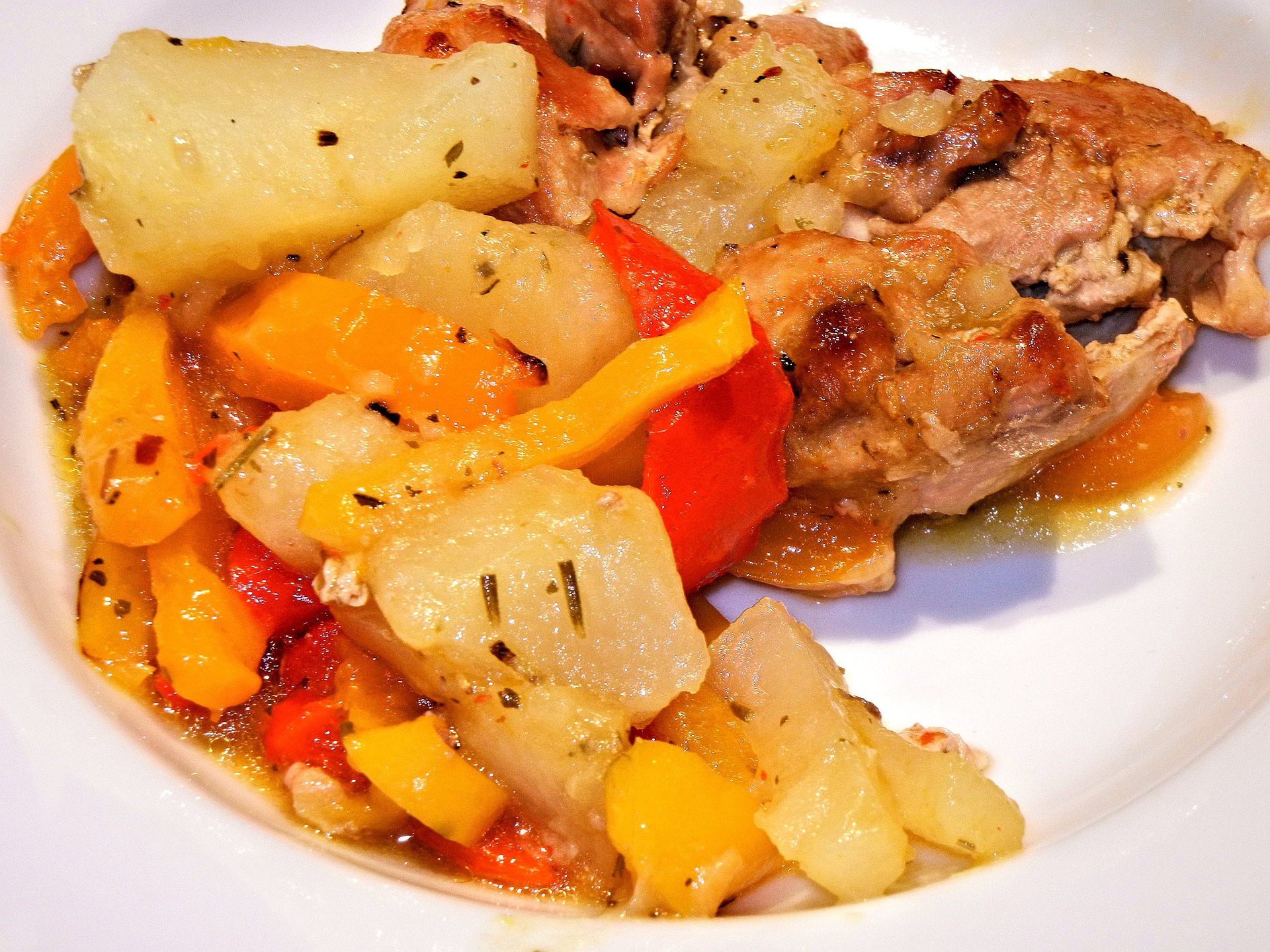 Pollo con patate e peperoni in padella